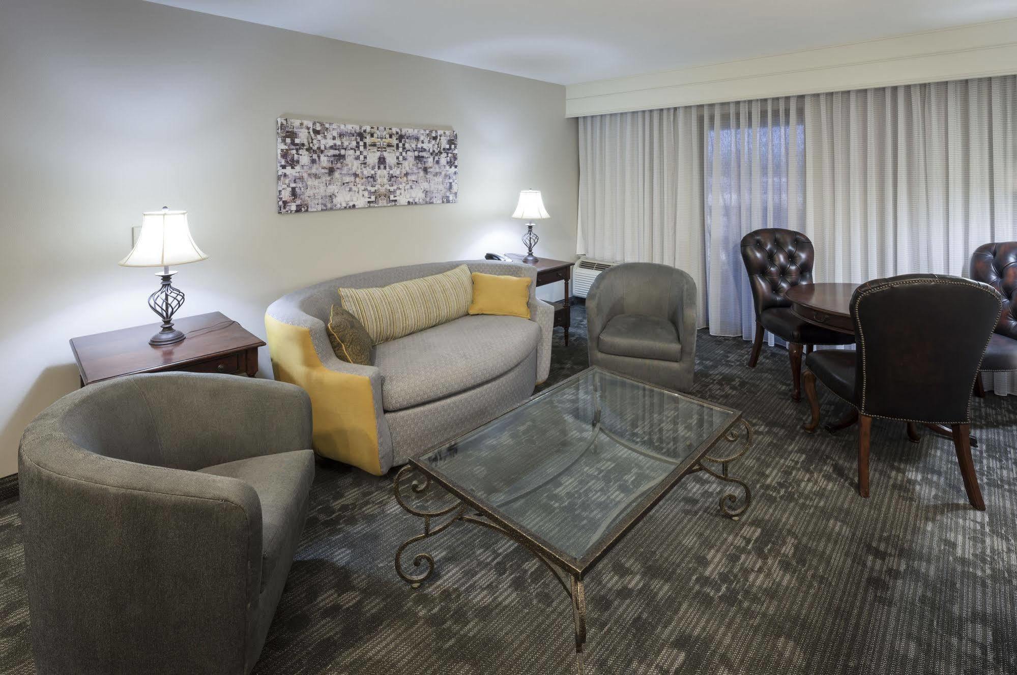 Courtyard By Marriott 2*